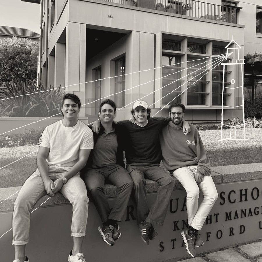 Los cuatro fundadores de Harbor sentados frente a la escuela de negocio de Stanford, en blanco y negro; detrás, un faro dibujado a mano proyecta su luz sobre ellos.